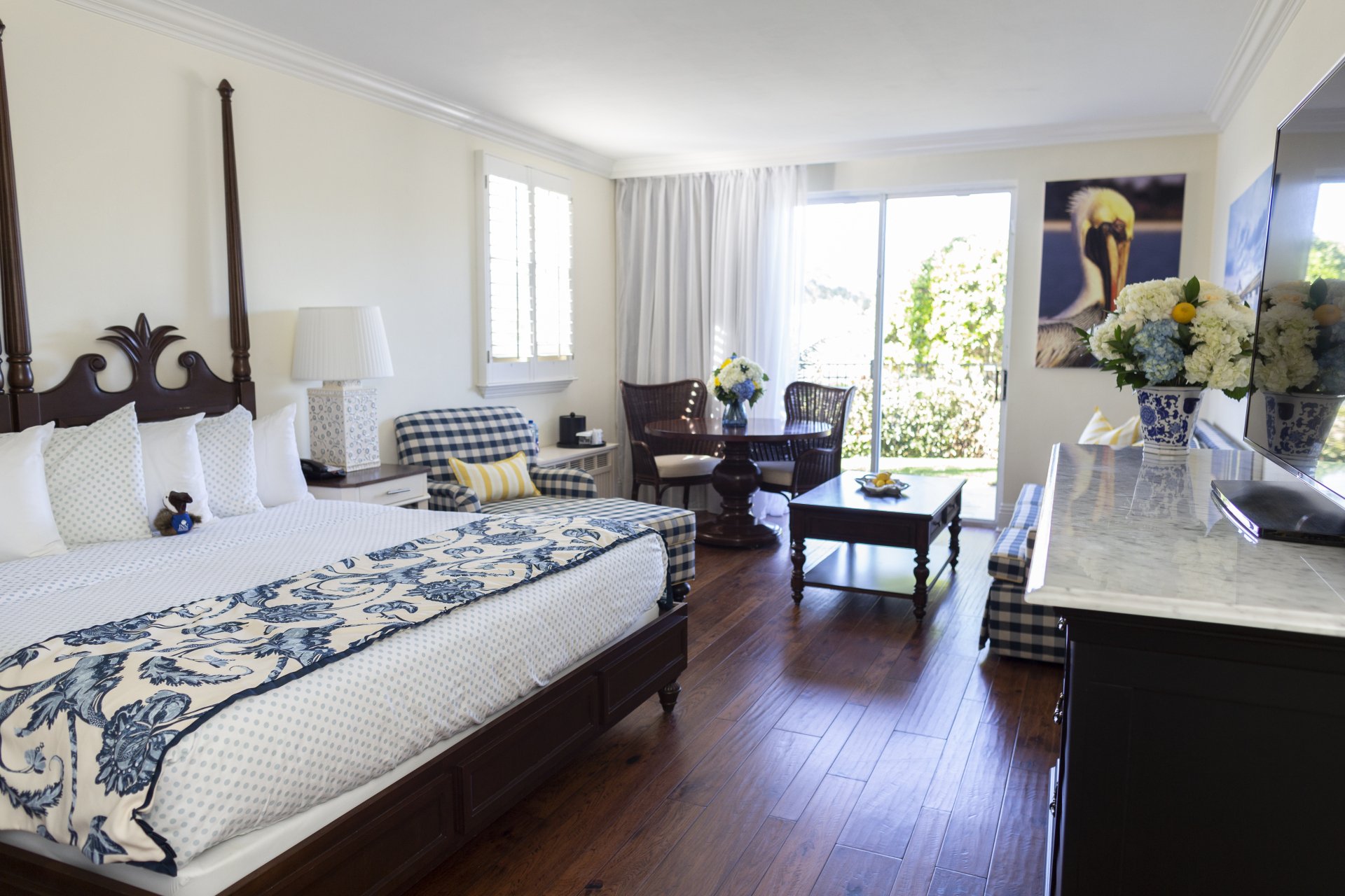 King lakeview corner room