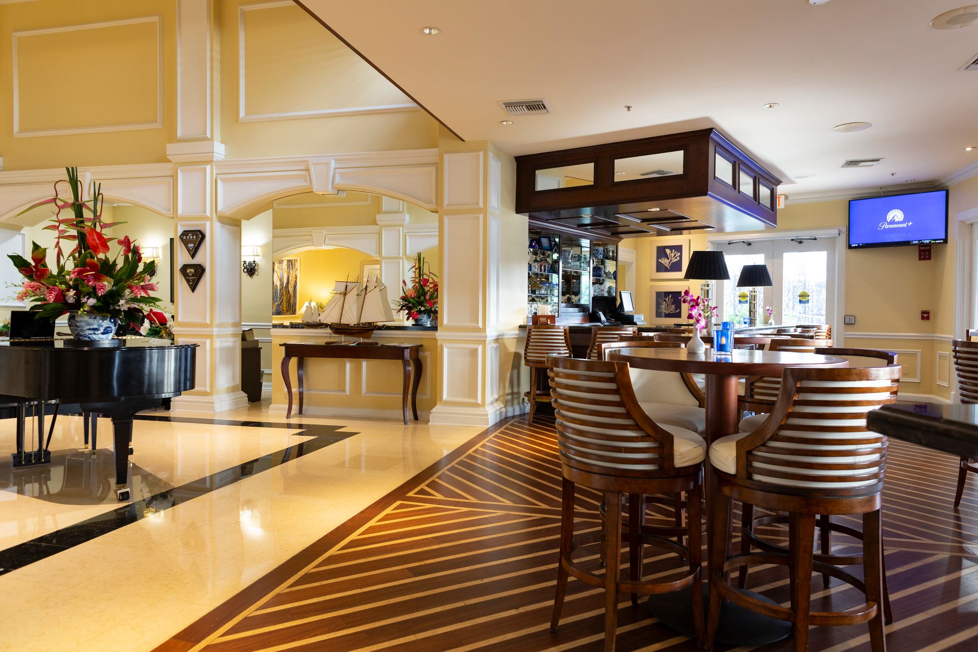 Lobby bar with grand piano